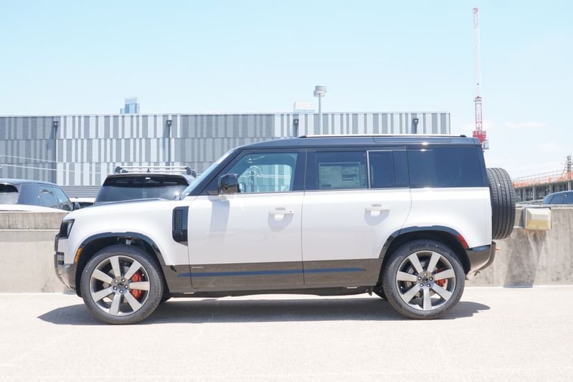 2026 Land Rover Defender 110 - Image 3