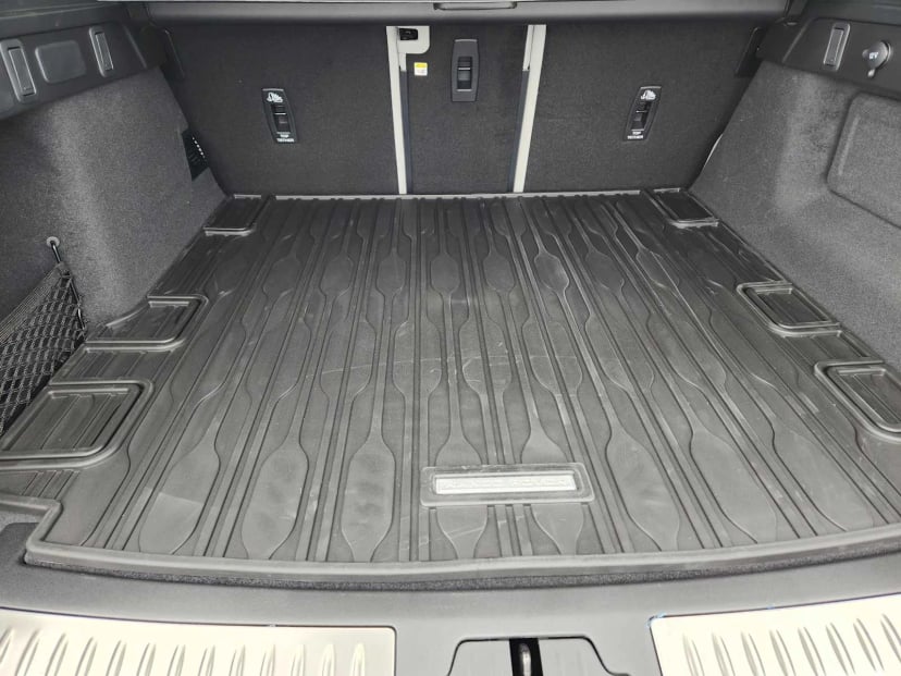 2026 LAND ROVER Range Rover Velar - Image 30