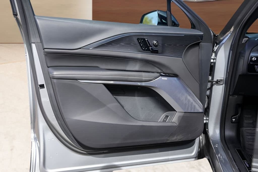 2025 Cadillac LYRIQ - Image 24