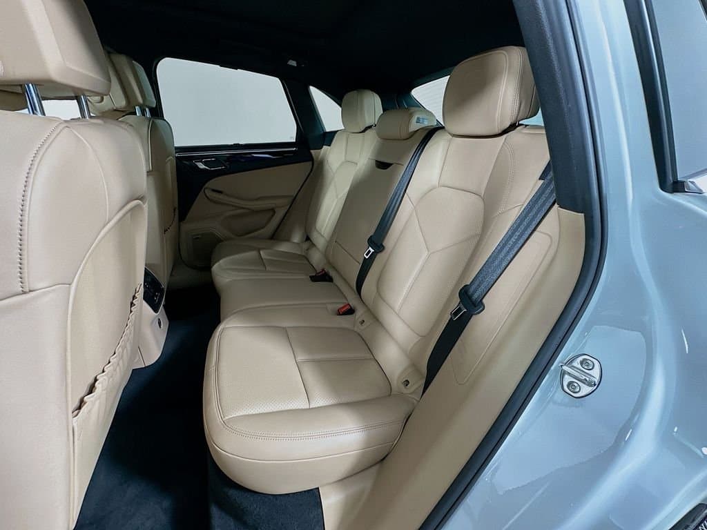 2020 Porsche Macan - Image 25