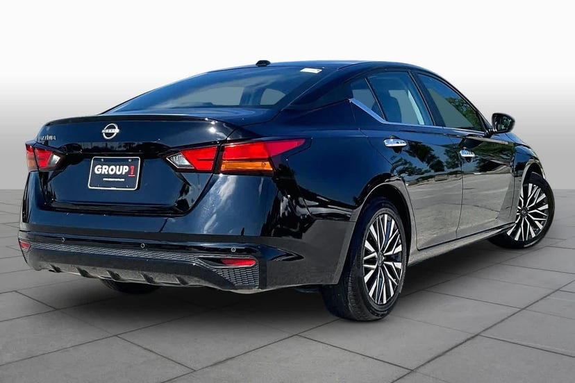 2025 Nissan Altima - Image 13