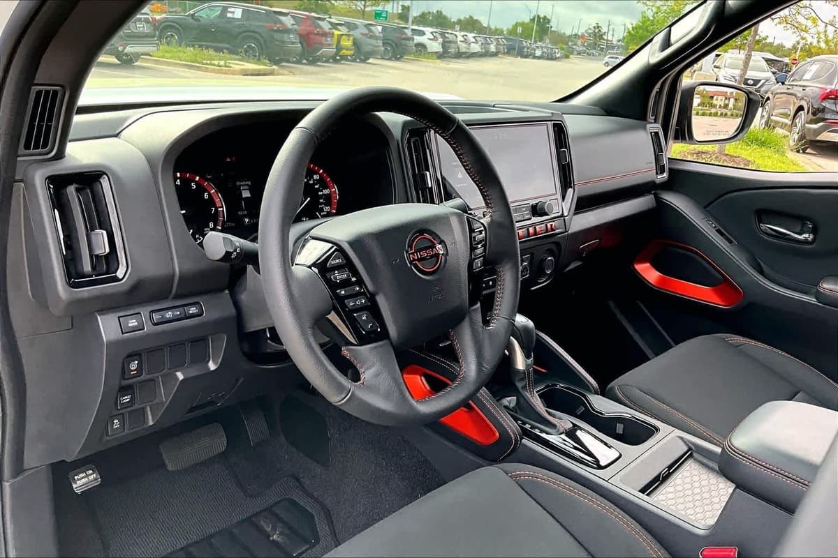 2025 Nissan Frontier - Image 18