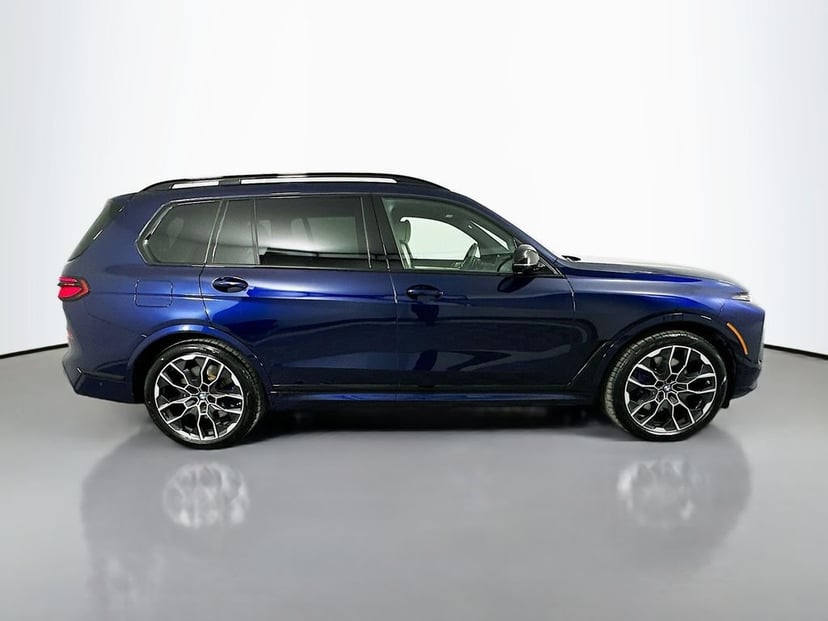 2025 BMW X7 - Image 4