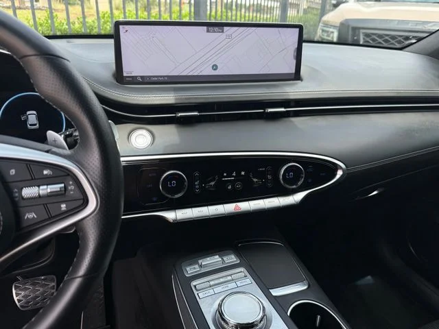 2023 Genesis GV70 - Image 17