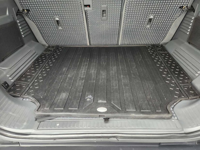 2024 Land Rover Defender - Image 33