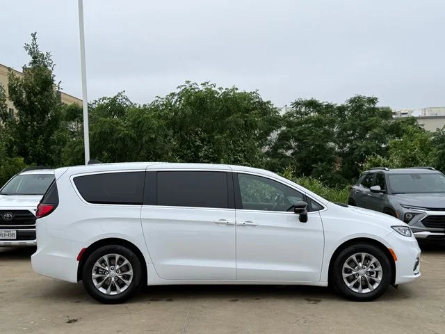 2026 Chrysler Pacifica - Image 5