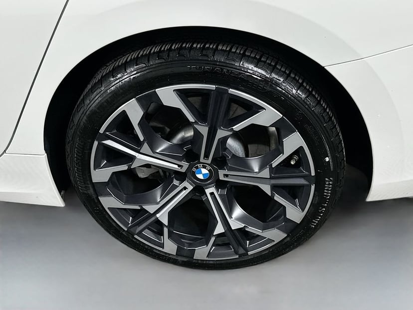 2025 BMW 3 Series - Image 31