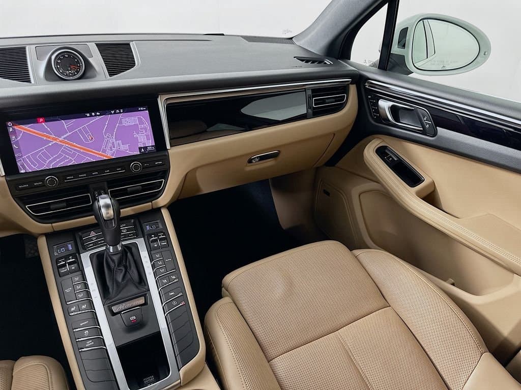 2020 Porsche Macan - Image 24