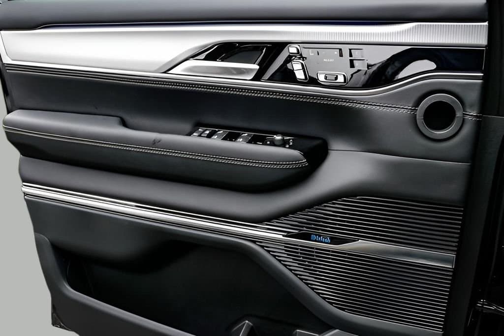 2023 Jeep Grand Wagoneer L - Image 13