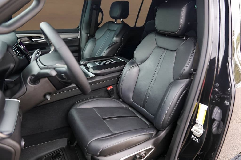 2023 Jeep Wagoneer - Image 7