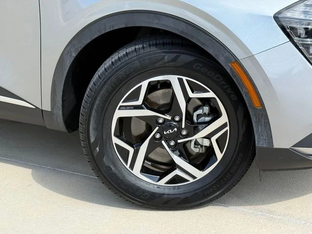 2025 Kia Sportage - Image 2