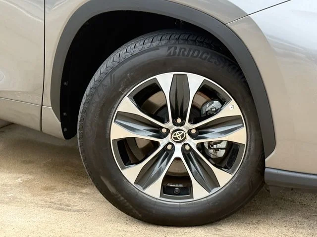 2025 Toyota Highlander - Image 2