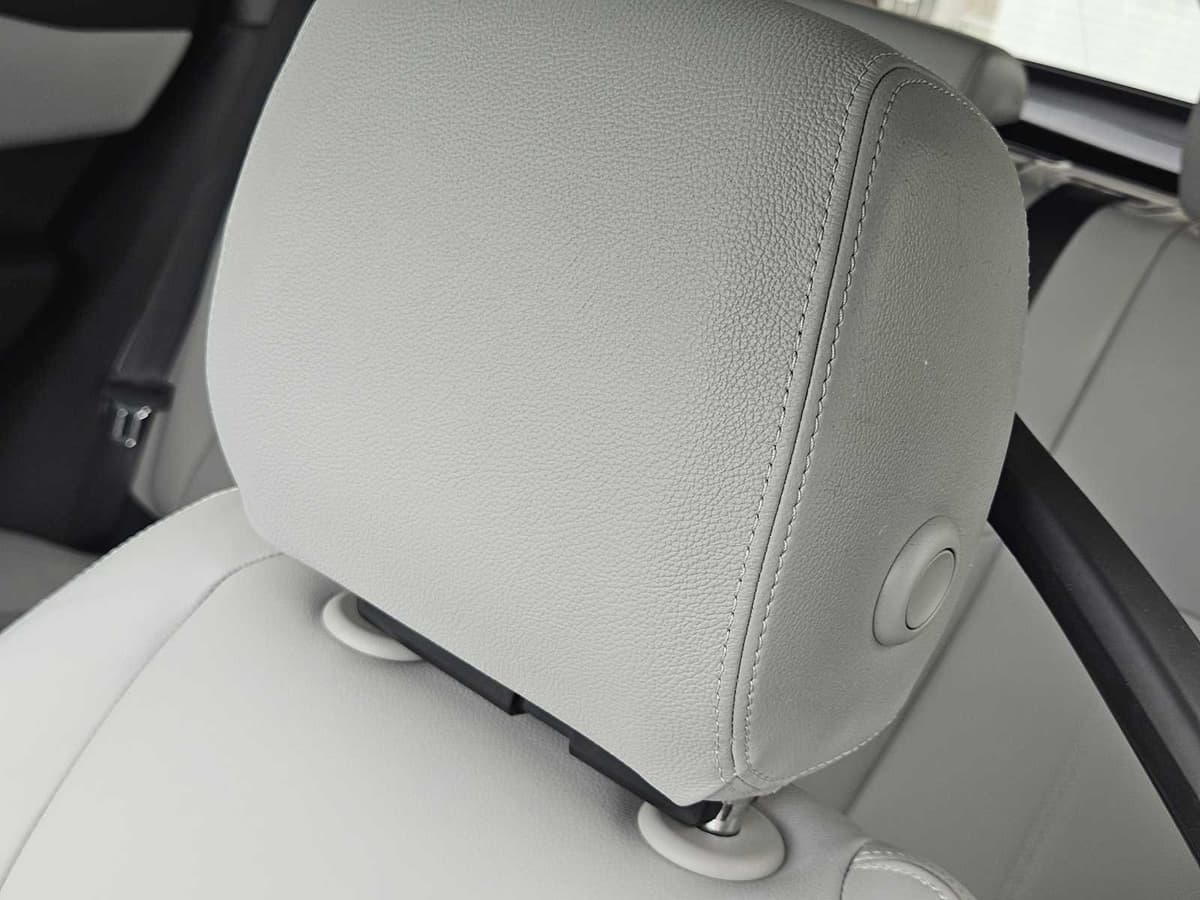 2025 Land Rover Range Rover Velar - Image 13