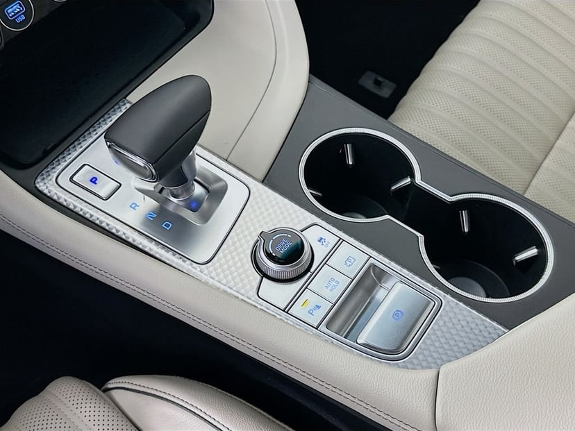 2023 Genesis G70 - Image 17
