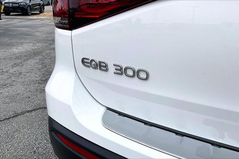 2023 Mercedes-Benz EQB 300 - Image 9