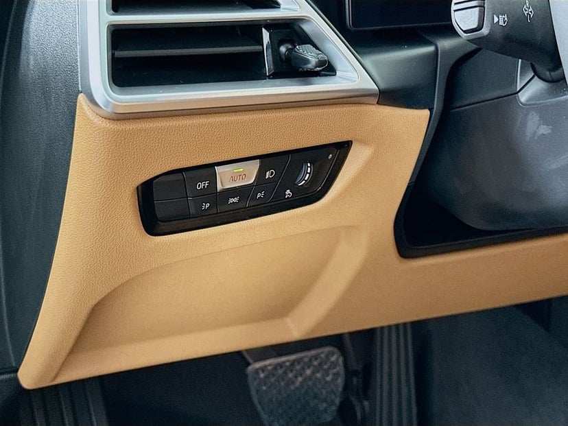 2025 BMW 3 Series - Image 10