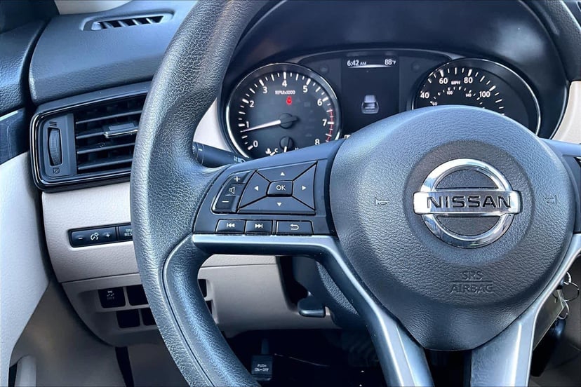 2017 Nissan Rogue - Image 23
