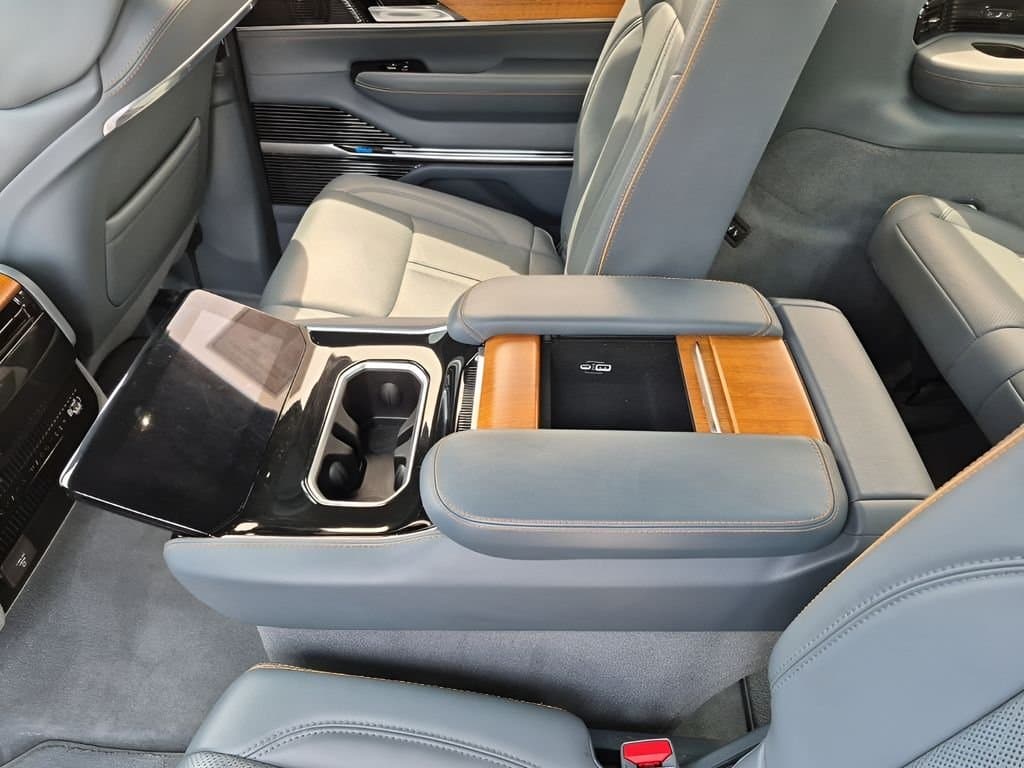 2022 Jeep Grand Wagoneer - Image 27