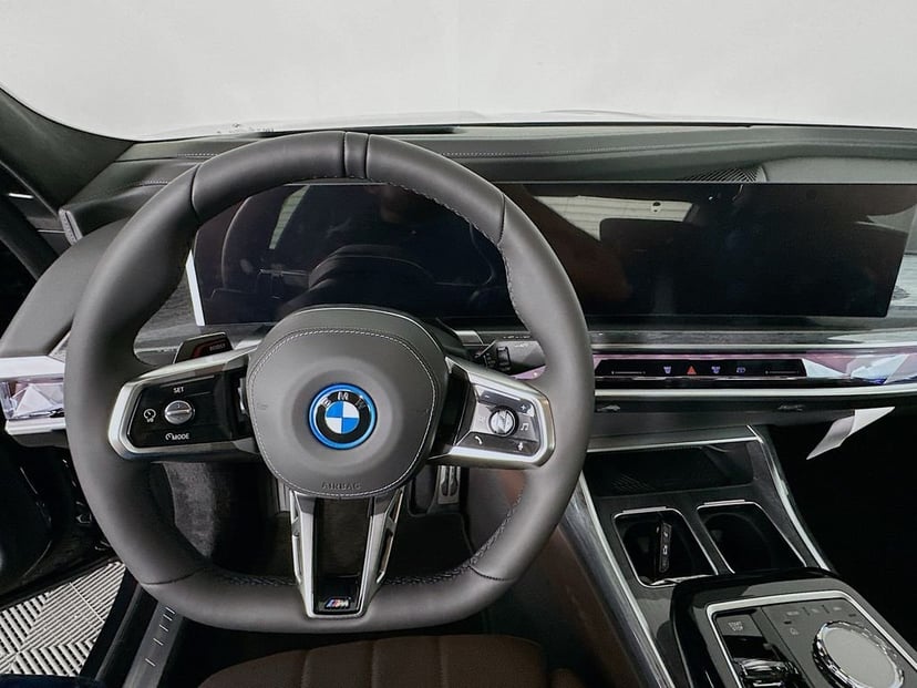 2025 BMW i7 - Image 10