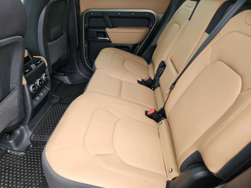 2025 Land Rover Defender - Image 31