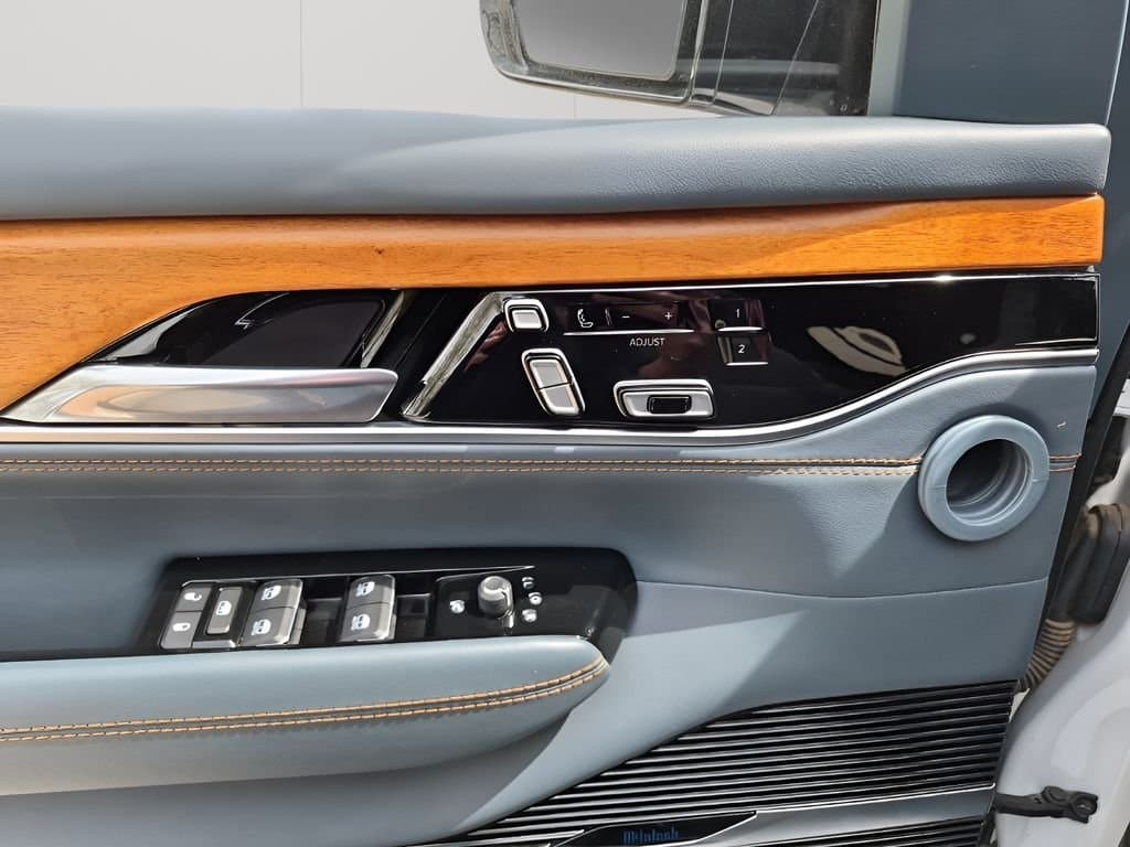 2022 Jeep Grand Wagoneer - Image 29