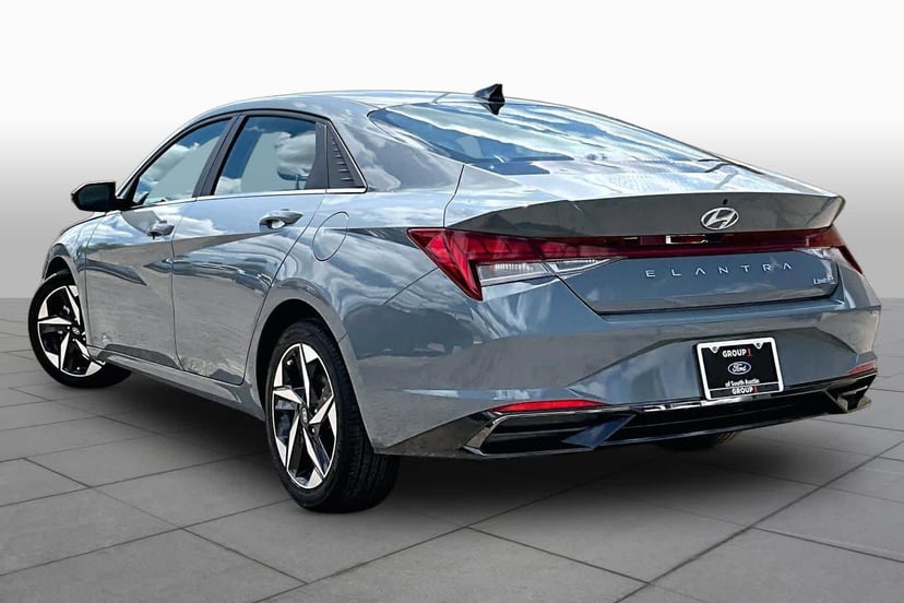 2022 Hyundai Elantra - Image 12
