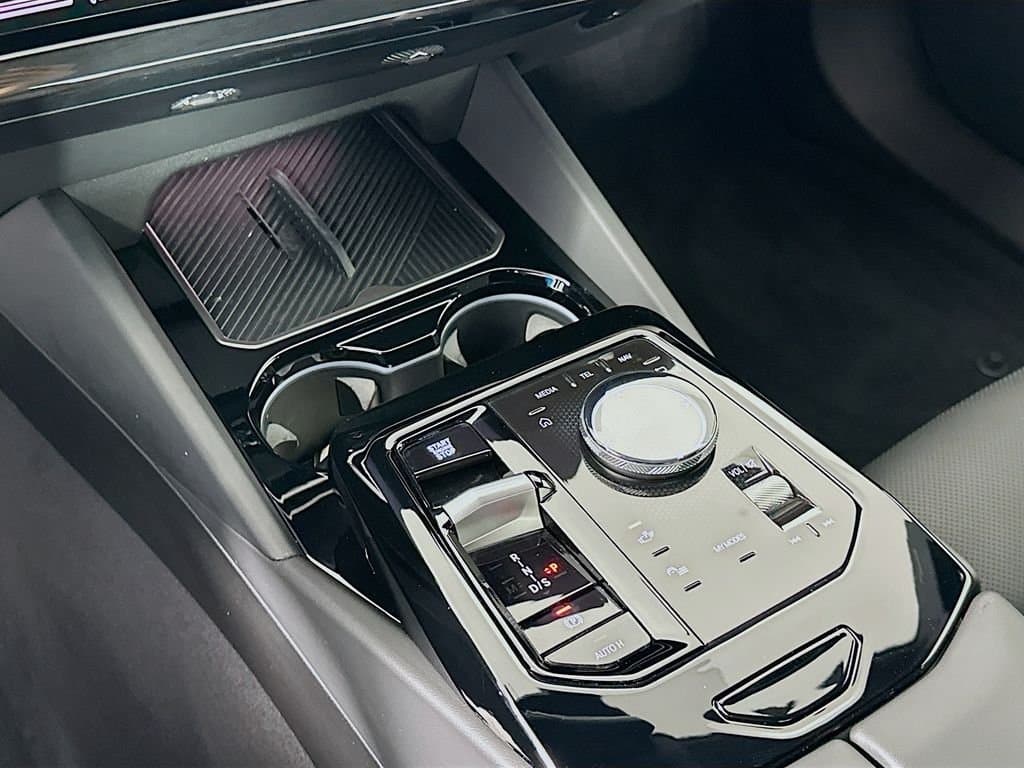 2025 BMW 5 Series - Image 17