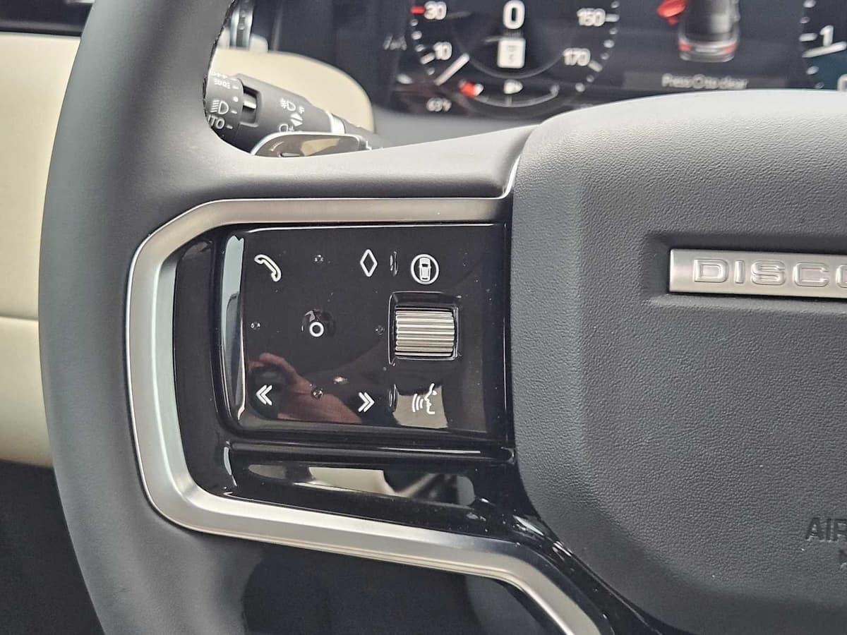 2025 Land Rover Discovery Sport - Image 27