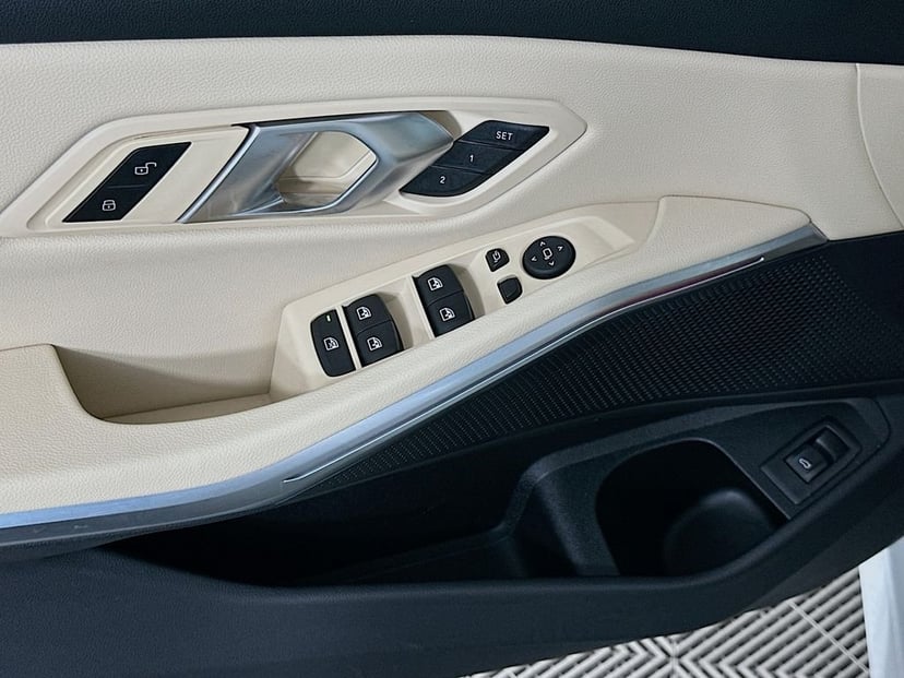 2025 BMW 3 Series - Image 17