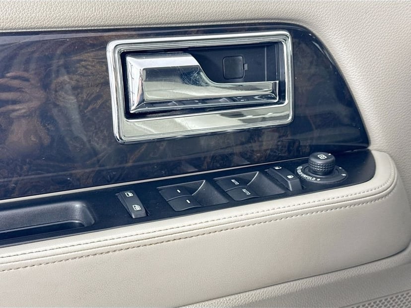 2017 Lincoln Navigator - Image 22