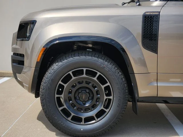 2026 Land Rover Defender 110 - Image 9