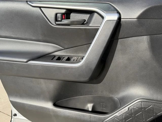 2025 Toyota RAV4 - Image 20