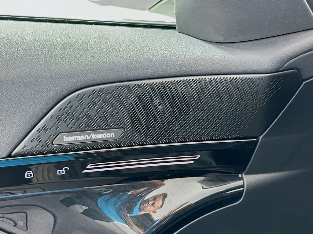 2025 BMW 5 Series - Image 19