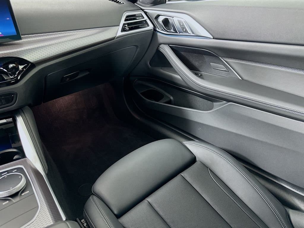 2025 BMW 4 Series - Image 24