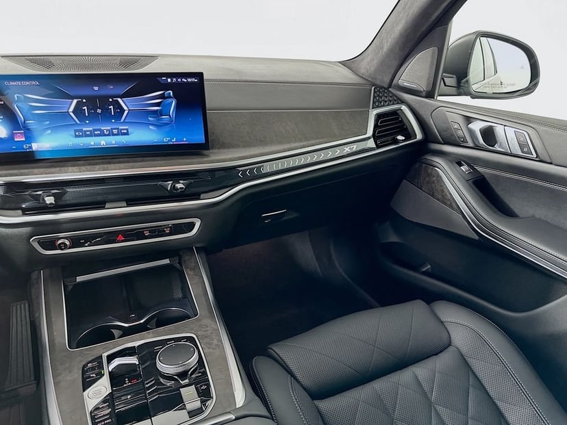 2025 BMW X7 - Image 24