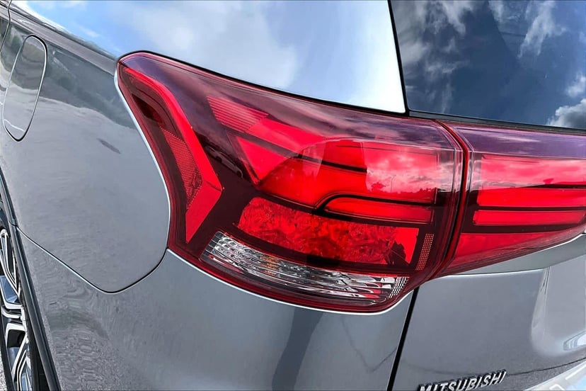 2017 Mitsubishi Outlander - Image 29