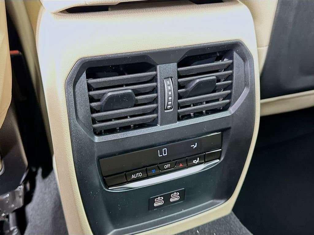 2025 BMW 3 Series - Image 18