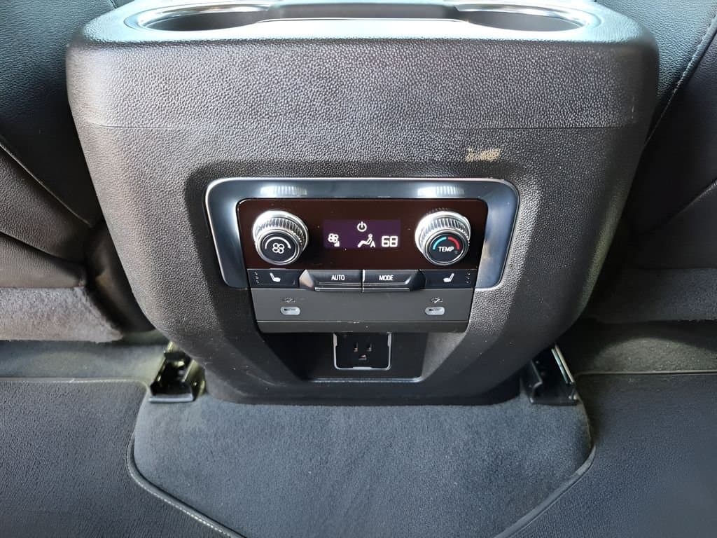 2022 GMC Yukon XL - Image 21