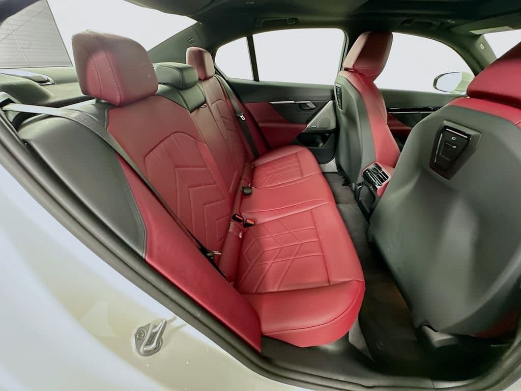 2025 BMW 5 Series - Image 28