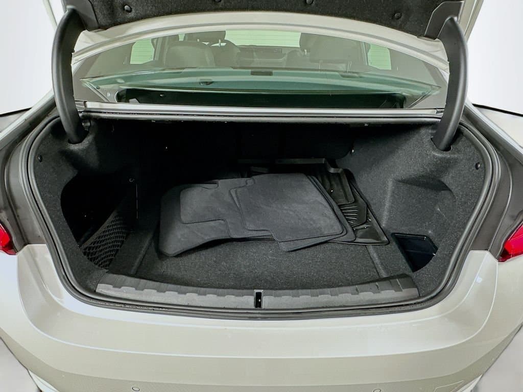 2025 BMW 3 Series - Image 27