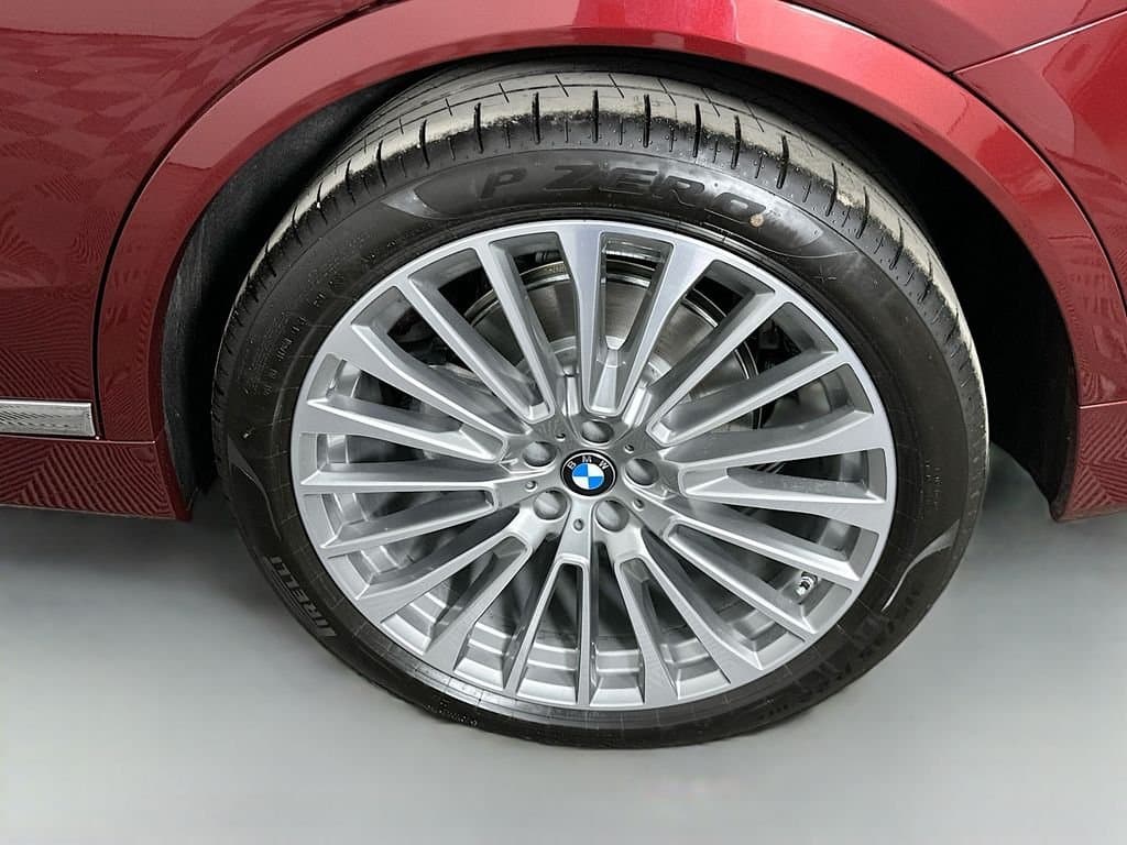 2025 BMW X7 - Image 23