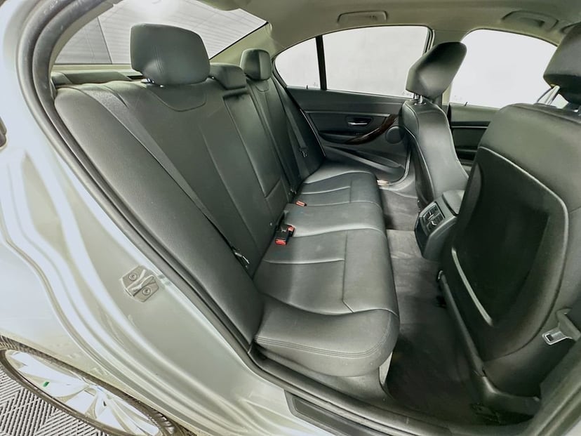 2016 BMW 3 Series - Image 27