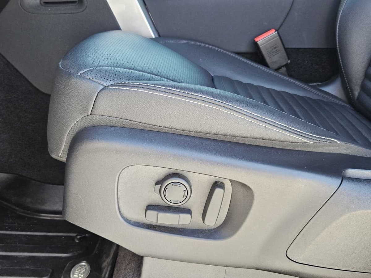 2025 Land Rover Discovery - Image 23