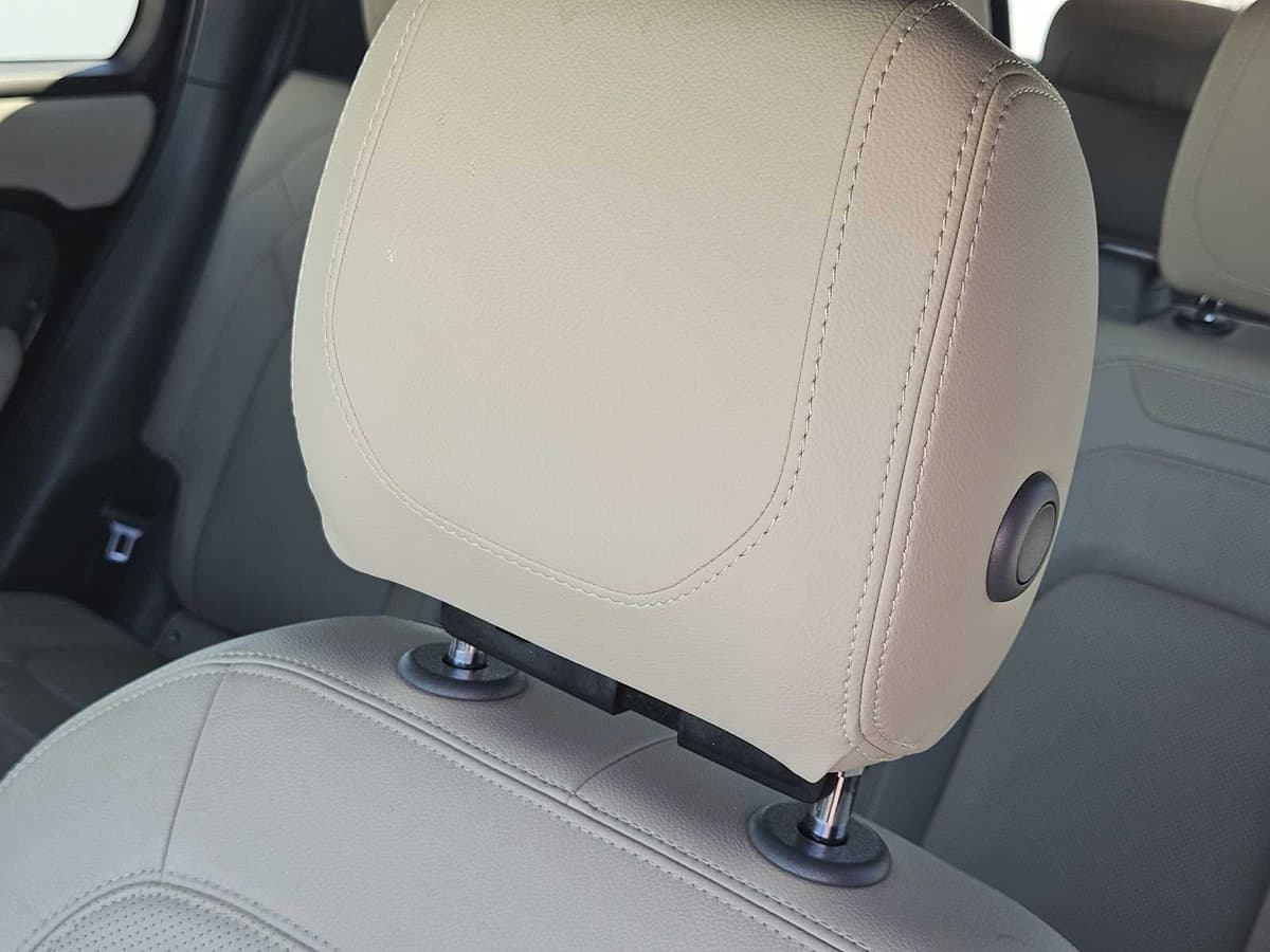 2023 Land Rover Defender - Image 13