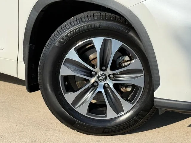 2021 Toyota Highlander - Image 2