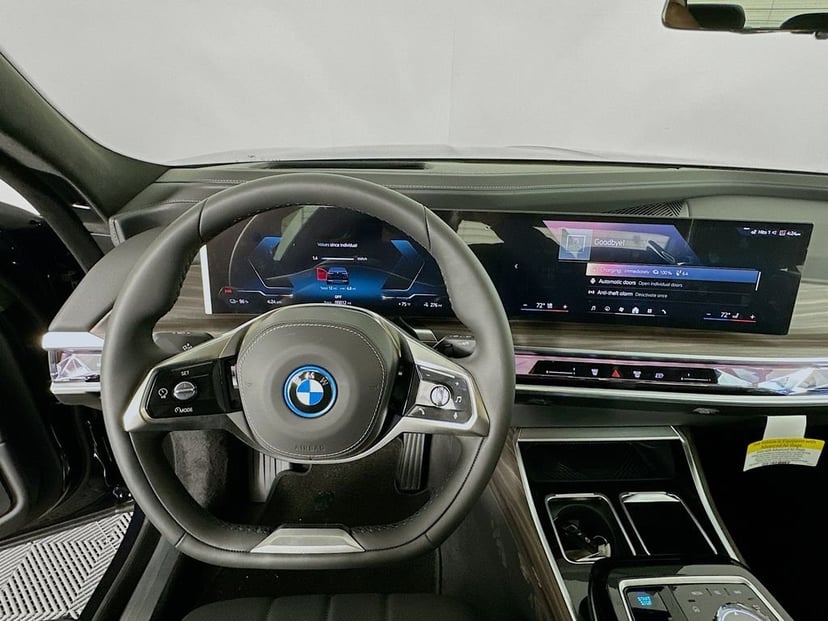2025 BMW i7 - Image 10