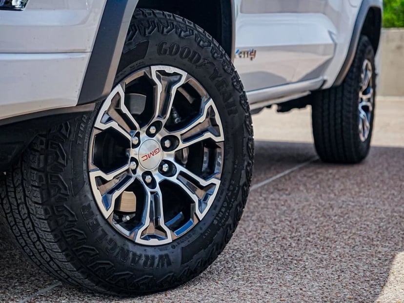 2025 GMC Canyon - Image 2