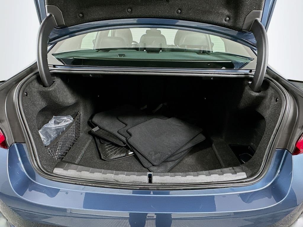 2025 BMW 3 Series - Image 27