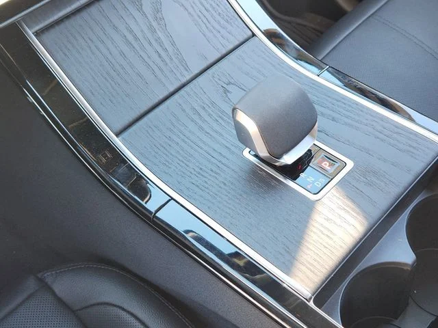 2025 Land Rover Range Rover Velar - Image 18