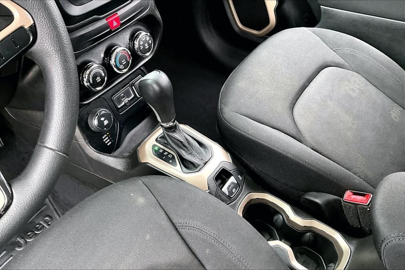 2017 Jeep Renegade - Image 17